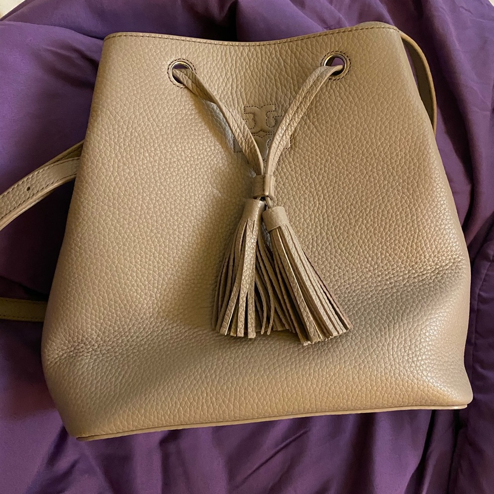 TORY BURCH BUCKET CROSSBODY